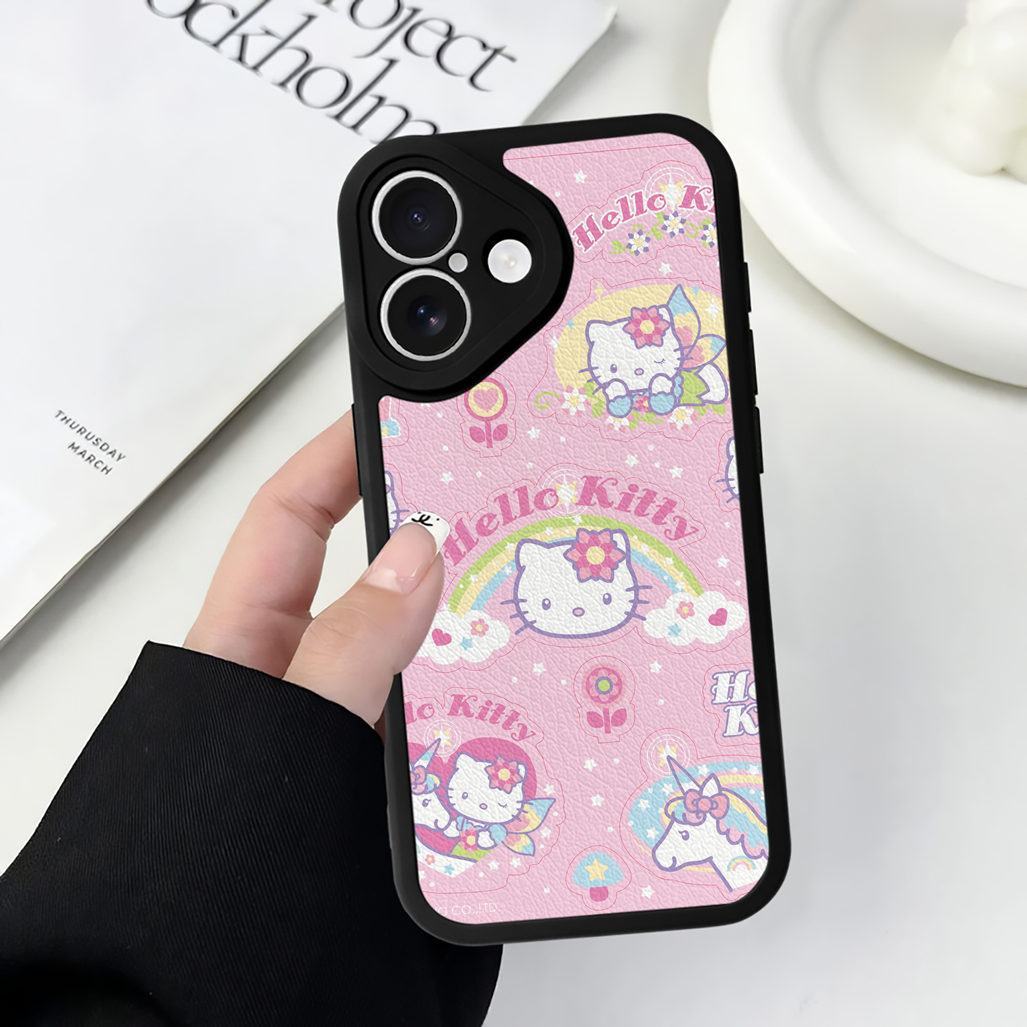 （画像用） Hello Kitty ハローキティ 【iPhone 16シリーズ対応】シリコンスマホケース（レザー調） 材質：シリコン